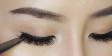 fixing artificial eyelashes