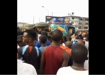 container falls in Onitsha