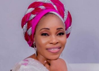 Tope Alabi caught dancing zanku dragged on social media video photos