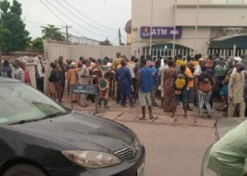 Real reason why Nigerian banks are overcrowd with no physical distancing