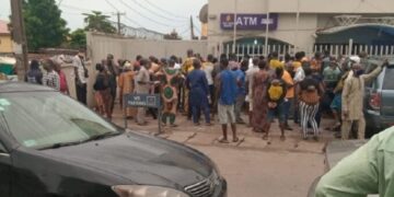 Real reason why Nigerian banks are overcrowd with no physical distancing